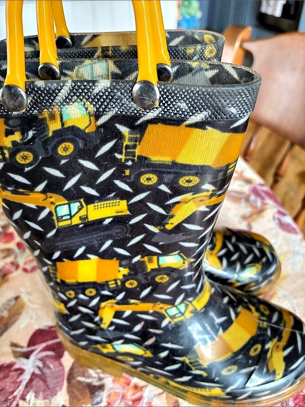 Western Chief Tractor Tough Rain Boots Black & Yellow US 7/8. Flashing soles